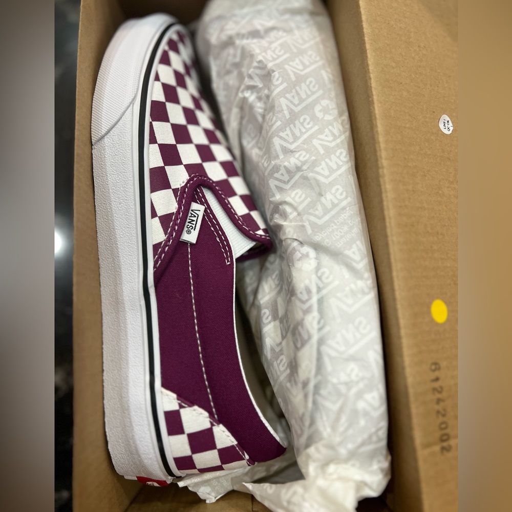 Brand new! Vans classic slip ons, unisex sizing. 7.5m/9w.